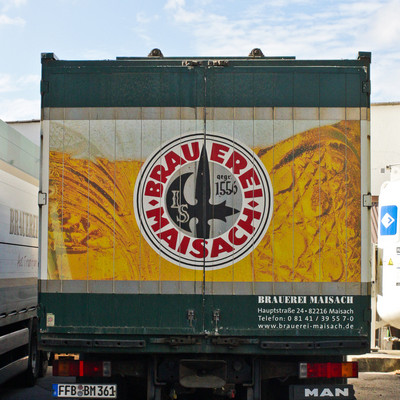 Rückansicht eins LKWs der Brauerei Maisach